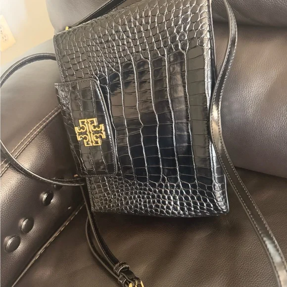 Elegant Black Crocodile-Embossed Handbag - Picture 14 of 15